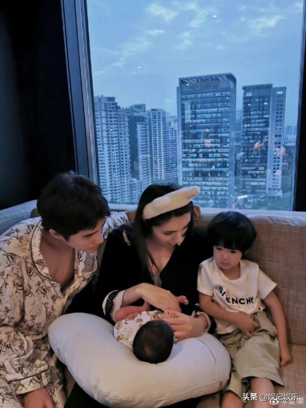 姜潮曬妻女出院照，小公主長睫毛高鼻樑超萌，一家四口同框顯溫馨