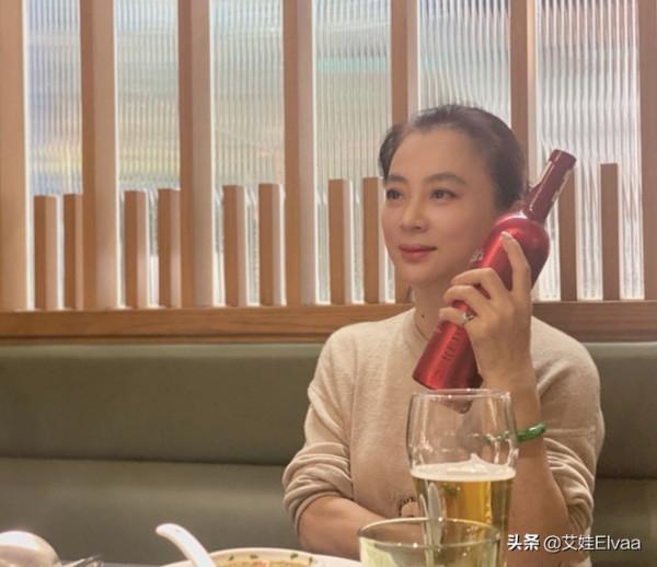 李玲玉曬生活近照！穿拼接開衫打扮素雅有精神，冬季吃柚子真養生