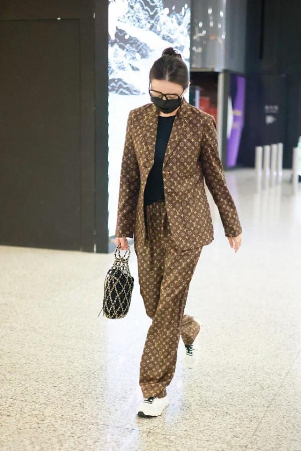 宋佳真敢穿，滿身大牌logo也高階，西裝+褲子=3.8萬，造型夠亮眼