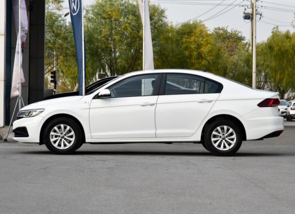 5座掀背設計，配1.5T與8速CVT，賣良心價，帶你看大眾寶來的競品