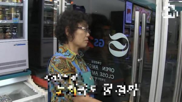 女人意外獲得一棵搖錢樹,每天都會獲得50元硬幣,但女人並不開心 女人意外獲得一棵搖錢樹,每天都會獲得50元硬幣,但女人並不開心