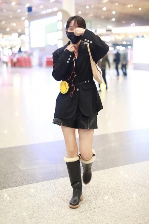 袁冰妍到底想什麼,短褲配羊羔毛皮靴還露腿,這造型有點摸不透 袁冰妍到底想什麼,短褲配羊羔毛皮靴還露腿,這造型有點摸不透