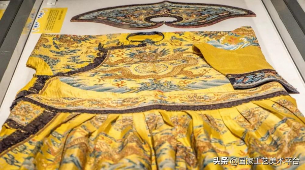 吊打西方的某V某香！工序複雜、材料珍貴，古代的龍袍才是頂級奢侈品！