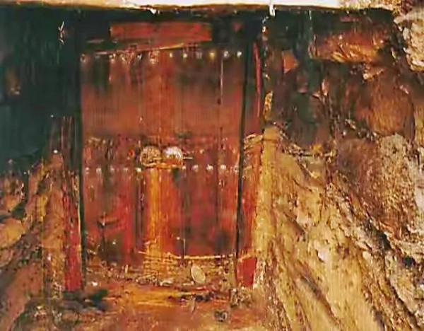 開山採石炸出千年古墓，墓內陪葬品奢華，墓主身份成謎