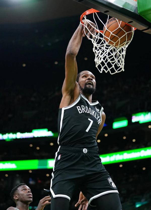 詹姆斯王者歸來，激怒女性球迷皆因摸蛋之舞？