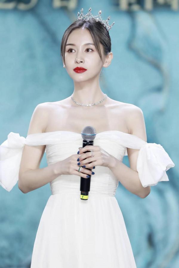 明星美圖秀-小個子的王子文氣場強大，一襲抹胸長禮服很顯身材