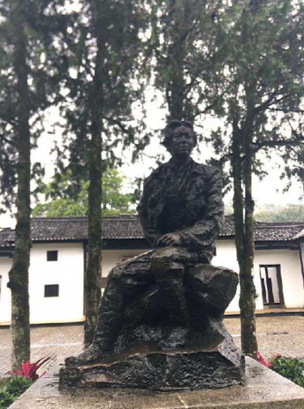 他是第一個堅定追隨毛主席的人，19歲就入黨，24歲在井岡山犧牲