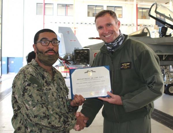 從蘇式紅五星換成“八一”，解放軍軍徽出現在美海軍假想敵戰機上