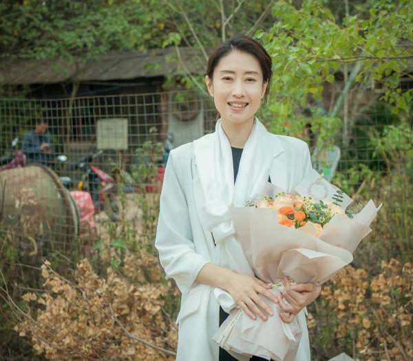 45歲劉敏濤曬殺青照，被王硯輝摟懷裡好親密，陳坤暴瘦腿細成竹竿