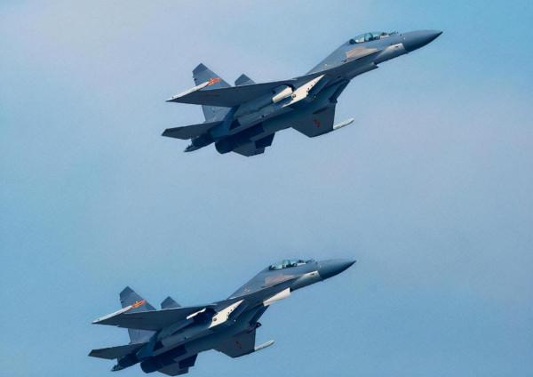 現場畫面公佈！不明飛機接近我領空，殲-16冒雨起飛進行實彈攔截