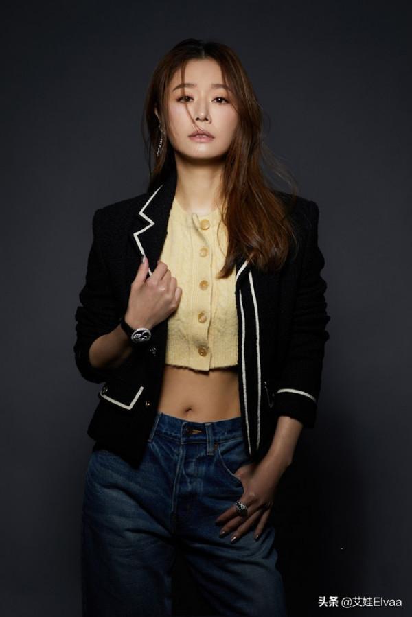 造型有所升級！林心如罕穿露臍裝配西裝秀馬甲線，正面腰身真窈窕