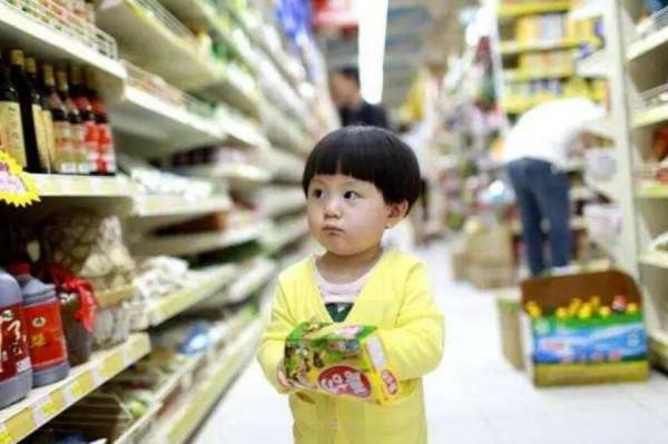 不給買就摔碎！這位媽媽整治熊孩子的辦法，路人直誇：真霸氣