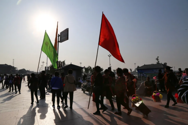 在伏羲陵前,趕一場神奇廟會 在伏羲陵前,趕一場神奇廟會