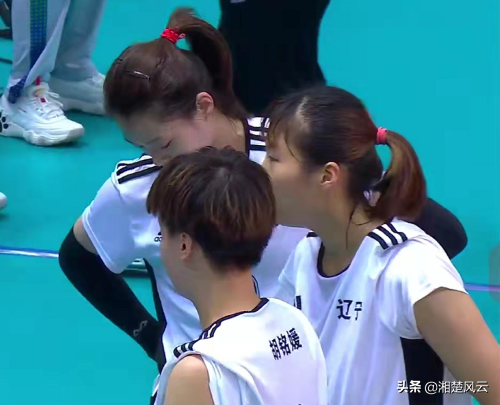 實力懸殊，廣東女排遭遼寧隊0-3橫掃，老帥方巖抱頭露出苦澀笑容