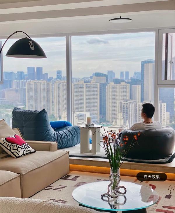 同樣陽臺納入室內，他家就格外優秀，靠著落地窗，區域性抬升做地臺