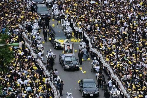 鞠躬盡瘁卻跳崖而亡,韓國前總統盧武鉉葬禮:18萬人祭奠 鞠躬盡瘁卻跳崖而亡,韓國前總統盧武鉉葬禮:18萬人祭奠