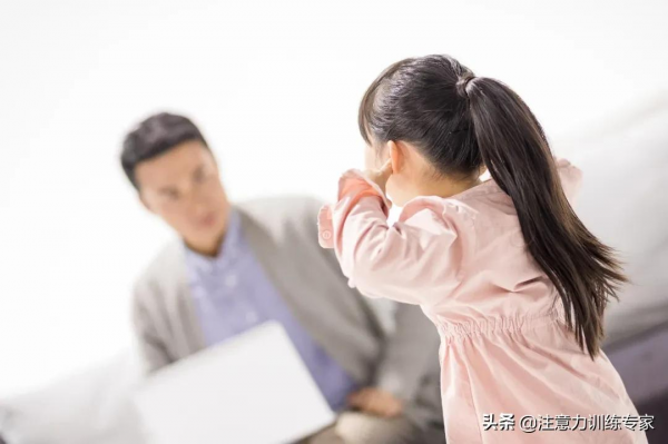 湖南一小女孩因爸爸不給看電視，竟揚言要“曬死”自己？