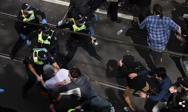 澳大利亞亂了!為反疫苗太瘋狂,抗議者圍攻警察,騎警街頭衝鋒 澳大利亞亂了!為反疫苗太瘋狂,抗議者圍攻警察,騎警街頭衝鋒
