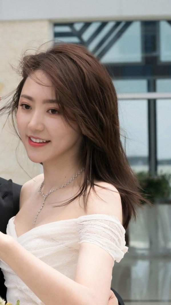 黃夢瑩日常穿搭穿出時尚感 網友們覺得她演技如何評論關注轉發分享