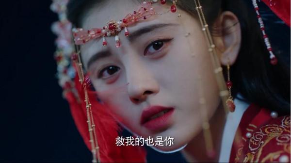 造型不夠掛墜來湊，鞠婧禕古裝標配：愛豆妝+掛墜，雞毛也當髮飾