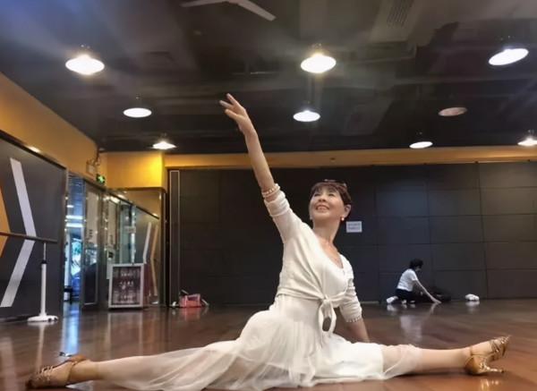 80歲網紅奶奶活成“少女”，粉絲千萬：愛自己的女人，會發光