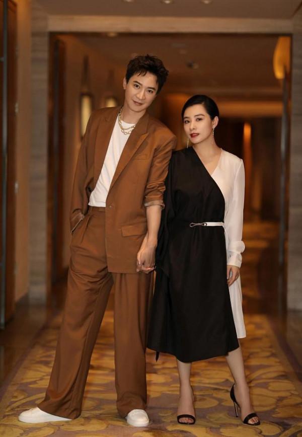 劉璇穿裙子挺美的，拼接裙看著有點緊繃，但蓋不住清純的氣質