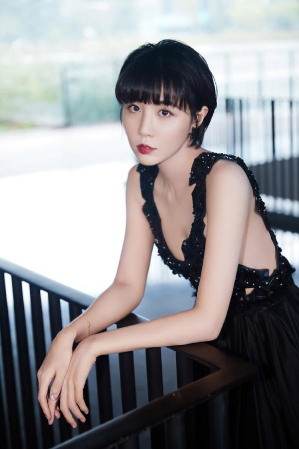 李欣燃受邀出席2021北京時裝週，一席鏤空露背黑裙盡顯優雅