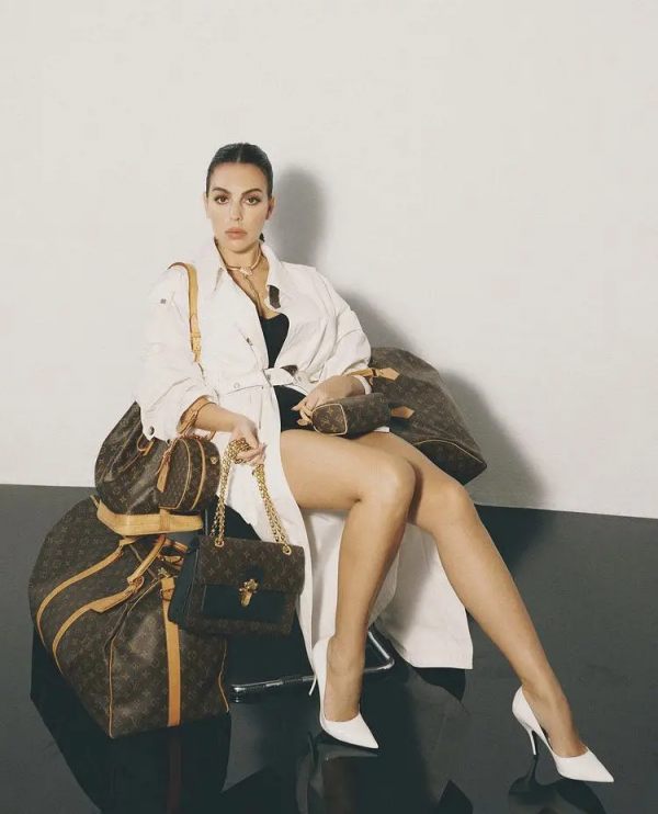 近日C羅宣佈女友喬治娜懷雙胞胎