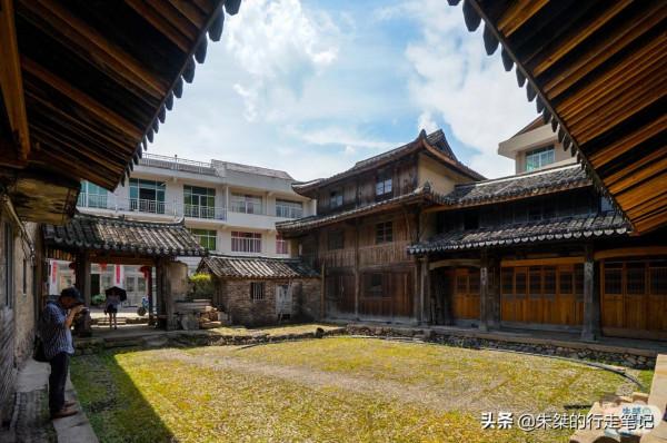 泰順歷史最悠久的古村，有堪稱絕唱的卵石地鋪，還有中國木雕瑰寶