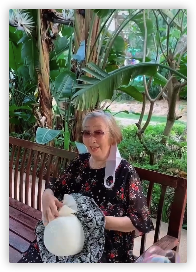 87歲彭玉罕露面,坐陽臺逗女兒樂到滿臉笑,身形消瘦精神好狀態佳 87歲彭玉罕露面,坐陽臺逗女兒樂到滿臉笑,身形消瘦精神好狀態佳