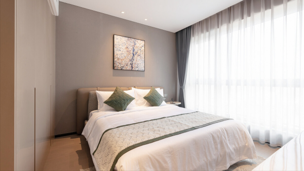 酒店床尾放的一塊橫布，到底有什麼用？床頭為何還要放四個枕頭？