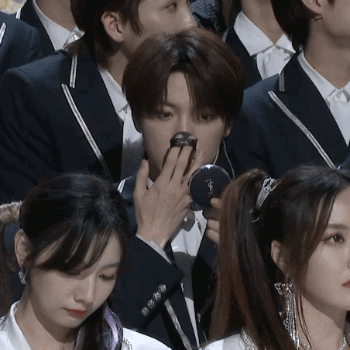 男愛豆的時尚越來越難懂,塗口紅踩高跟還不夠,連開叉裙都穿上了 男愛豆的時尚越來越難懂,塗口紅踩高跟還不夠,連開叉裙都穿上了