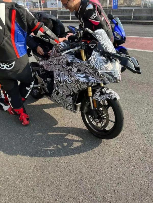 春風450SR賽道測試圖片再曝，Brembo直推上泵格外亮眼