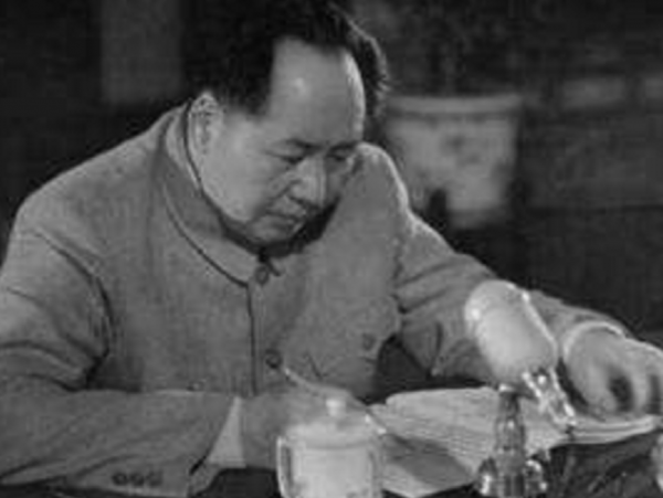 1954年毛主席宴請鄭洞國，鄭洞國遲到，毛主席：你的名字很響亮嘛