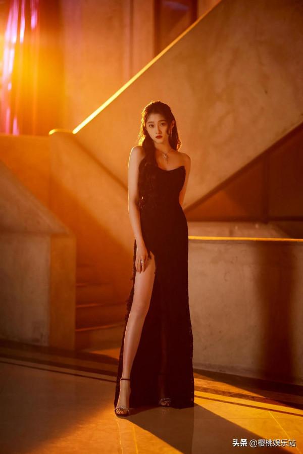 關曉彤驚豔美圖，國民閨女長大了，大長腿吸睛