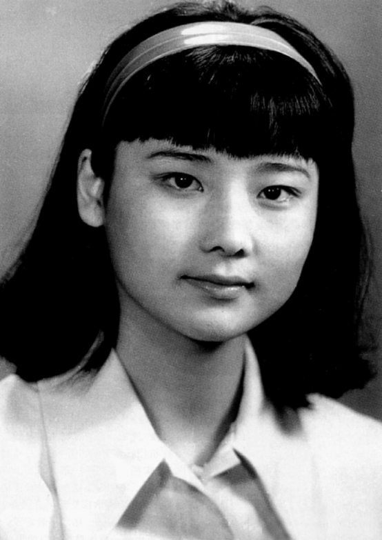 演員何賽飛：父親為她終身未娶，和初戀結婚34年，婚姻狀況如何？