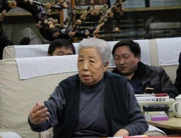 她曾是第一夫人，一生都很低調簡樸，騎腳踏車通勤，今年已91歲