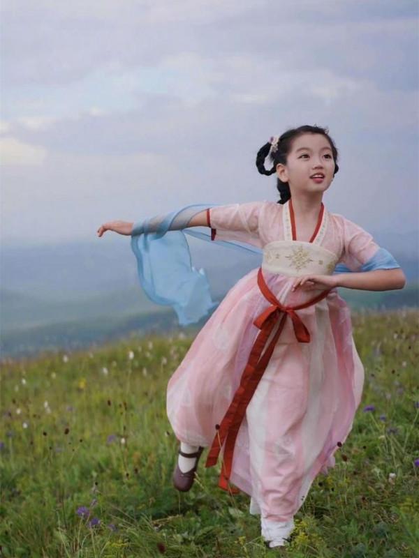 阿拉蕾：4歲賺錢養弟弟，在沒愛的環境帶淚成長，懂事得讓人心疼