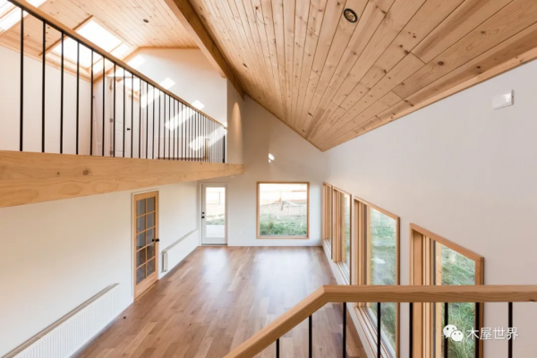 風景與陽光在屋裡匯合，原野中的 Haus III木屋住宅