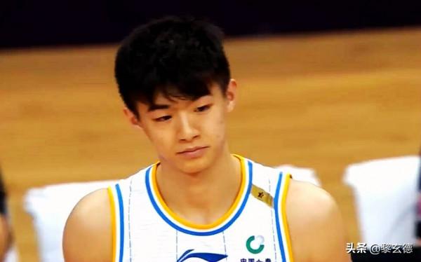 出場5.7秒就被換下，新星挫敗中成長，雅尼斯為練新人鋌而走險