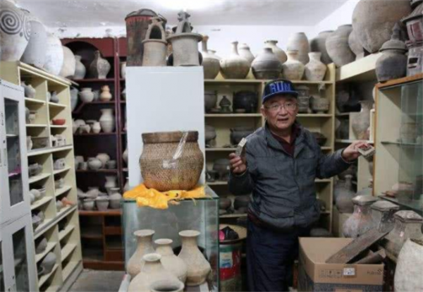 六旬老人迷戀收藏48年投入2400萬,藏品過億,卻要向女兒借錢生活 六旬老人迷戀收藏48年投入2400萬,藏品過億,卻要向女兒借錢生活