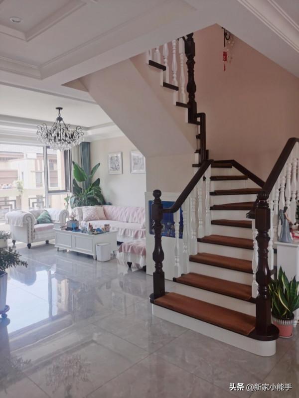 她家最頂層上下兩層的新房，很有空間感，露天陽臺做花園真羨慕