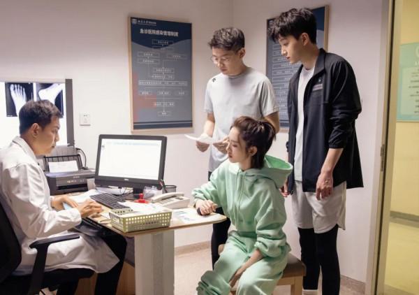 超全!我把周迅在《小敏家》裡的穿搭都扒出來了,還採訪了她的造型師 超全!我把周迅在《小敏家》裡的穿搭都扒出來了,還採訪了她的造型師