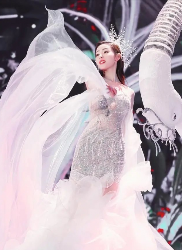 春晚40年女星造型史，前衛絕美的開創時尚，混進奇怪好笑的更搶戲