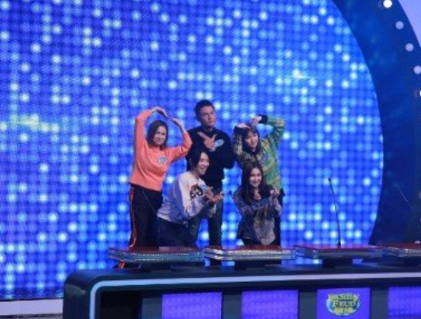 關禮傑全家上節目，老婆和倆女兒共用一張臉，還數關楓馨最有氣質