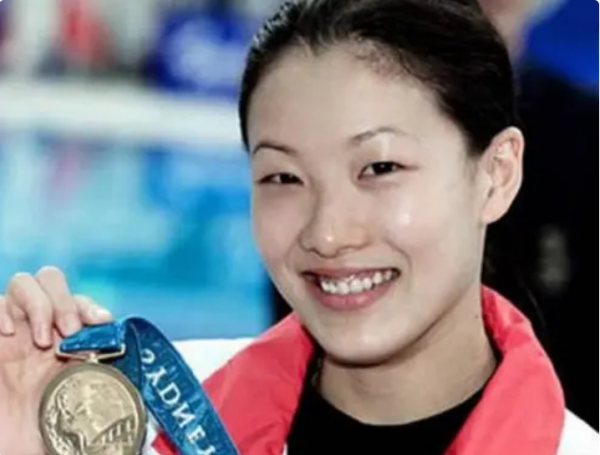 伏明霞24歲嫁50歲富商,5年生下三子女,今女兒成人禮丈夫送豪宅 伏明霞24歲嫁50歲富商,5年生下三子女,今女兒成人禮丈夫送豪宅