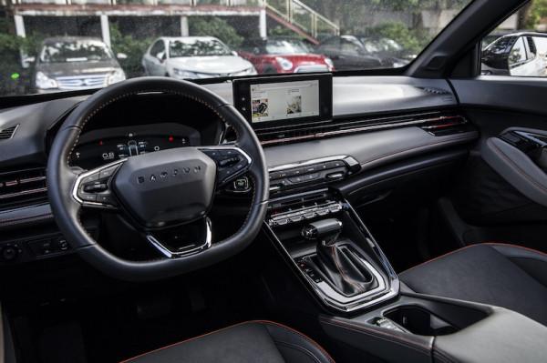 6萬多起，有運動座椅10.25寸中控屏，第一輛車選寶駿RS-3合適嗎？