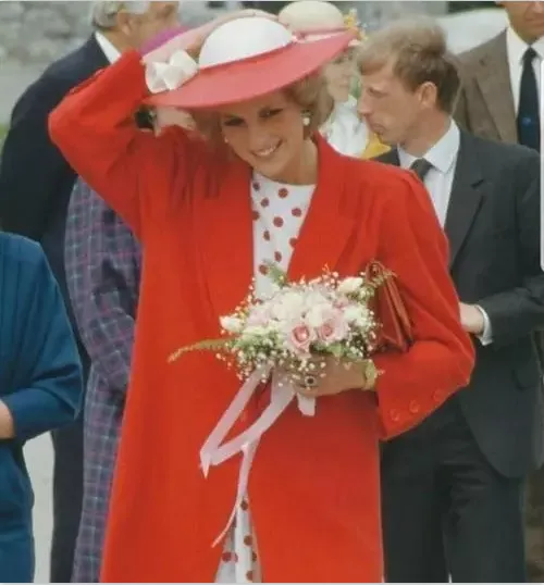 看了戴安娜王妃的紅色穿搭，才發現：過了30年，你也不如她會穿