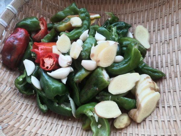 秋後的辣椒吃不完別浪費，做成蒜蓉辣醬很簡單，放上一年都不壞