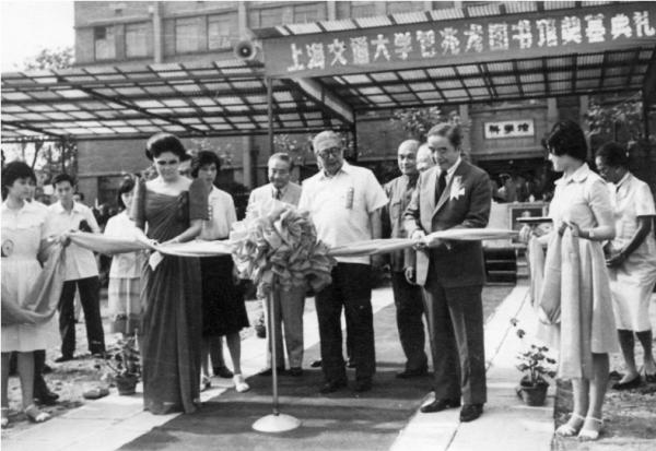 81年包玉剛捐1000萬美元無人敢要，鄧小平出面：我來接受這筆捐贈